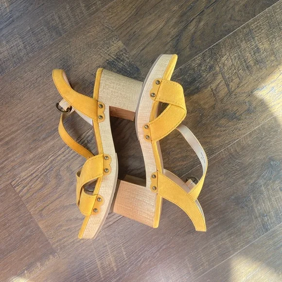 American Eagle Outfitters Mustard Block Heel Sandals - Picture 5 of 6